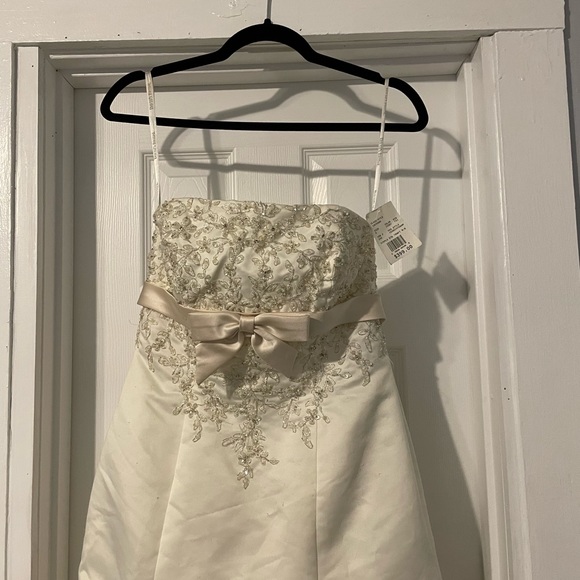 David’s Bridal Wedding Dress Ivory/Champagne Size 8 - Picture 2 of 14